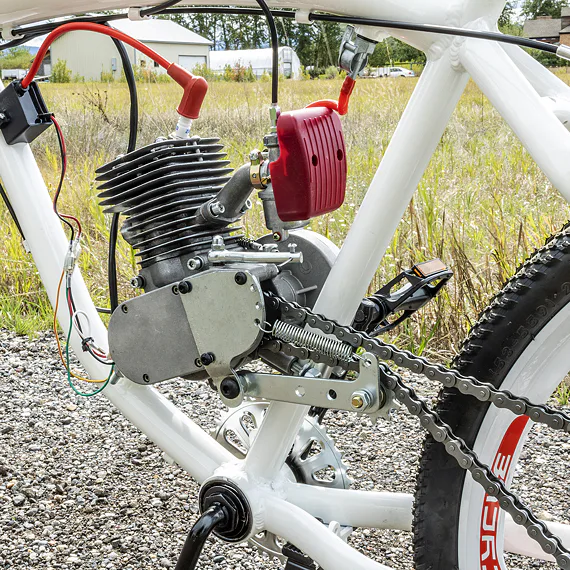 Napínák řetězu na motokolo (montovaný na motor)